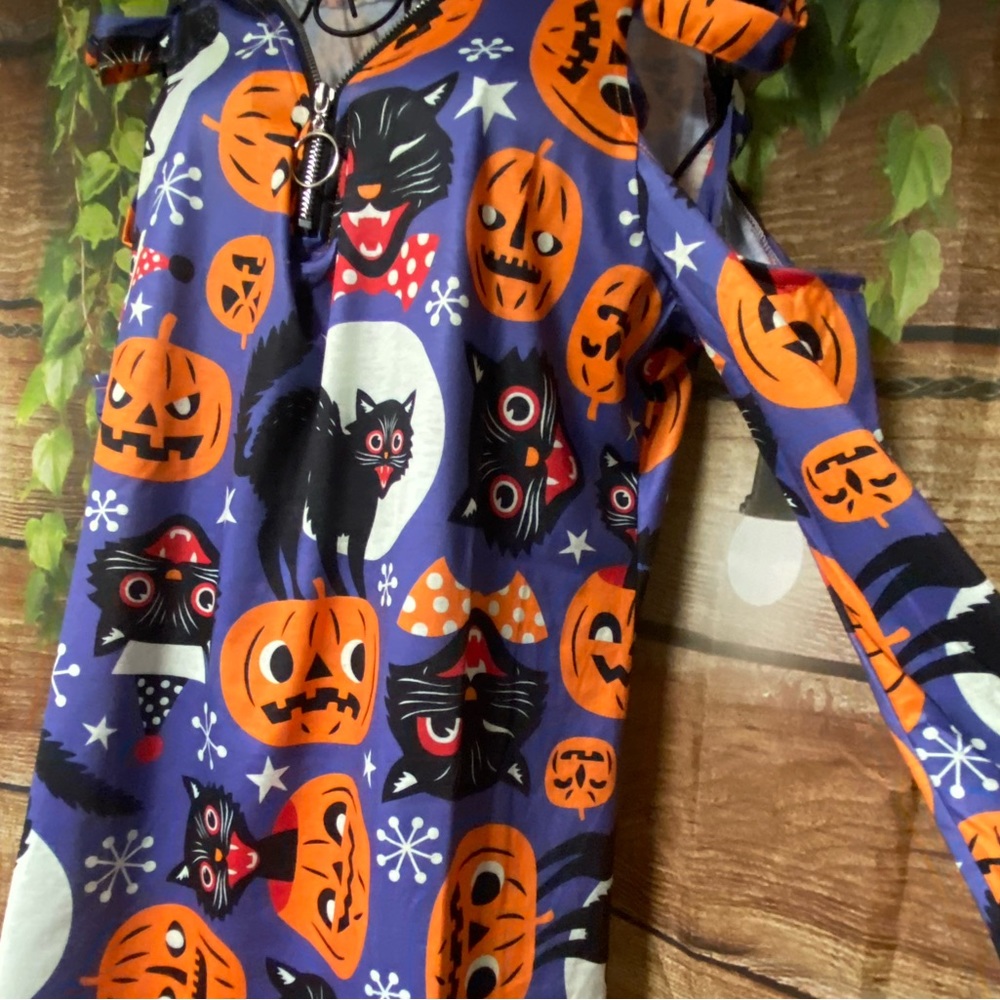 🦋🆕 Boutique Cold-Shoulder Halloween Top - Picture 4 of 5